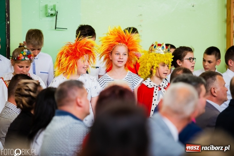 Zdjęcie w galerii na portalu naszraciborz.pl: Szkoła w Borucinie ma 120 lat i nowy sztandar  wiadomości z regionu