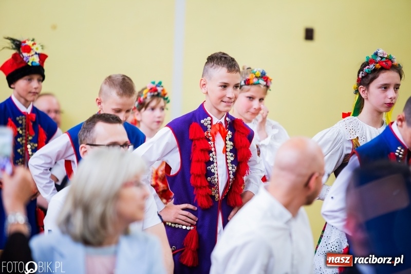 Zdjęcie w galerii na portalu naszraciborz.pl: Szkoła w Borucinie ma 120 lat i nowy sztandar  wiadomości z regionu