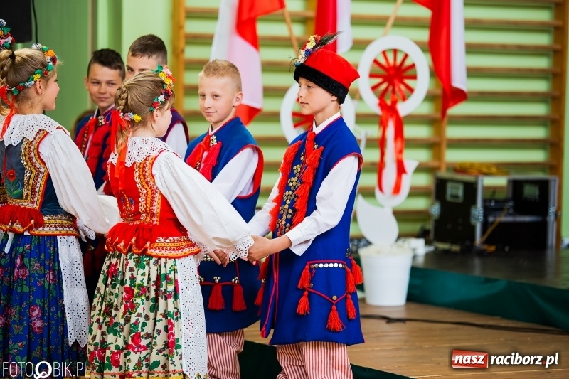 Zdjęcie w galerii na portalu naszraciborz.pl: Szkoła w Borucinie ma 120 lat i nowy sztandar  wiadomości z regionu