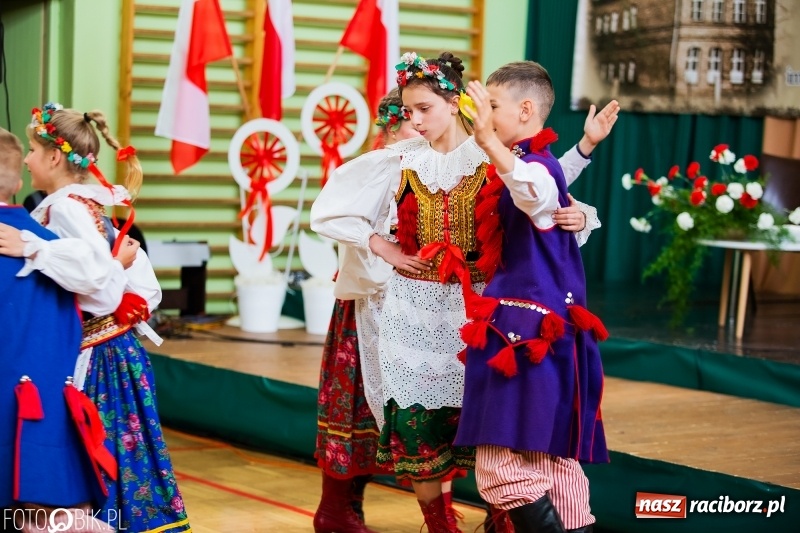 Zdjęcie w galerii na portalu naszraciborz.pl: Szkoła w Borucinie ma 120 lat i nowy sztandar  wiadomości z regionu