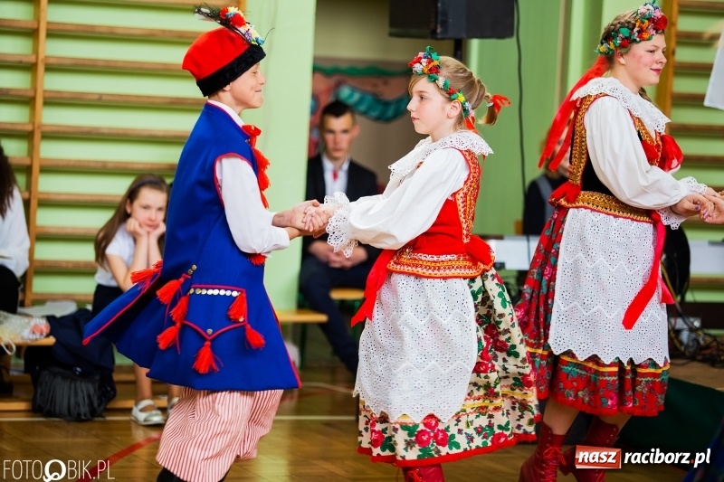 Zdjęcie w galerii na portalu naszraciborz.pl: Szkoła w Borucinie ma 120 lat i nowy sztandar  wiadomości z regionu