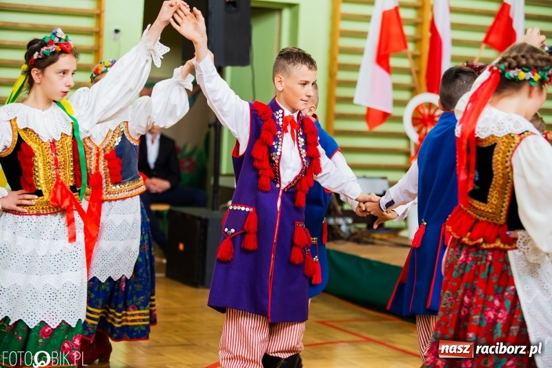 Zdjęcie w galerii na portalu naszraciborz.pl: Szkoła w Borucinie ma 120 lat i nowy sztandar  wiadomości z regionu