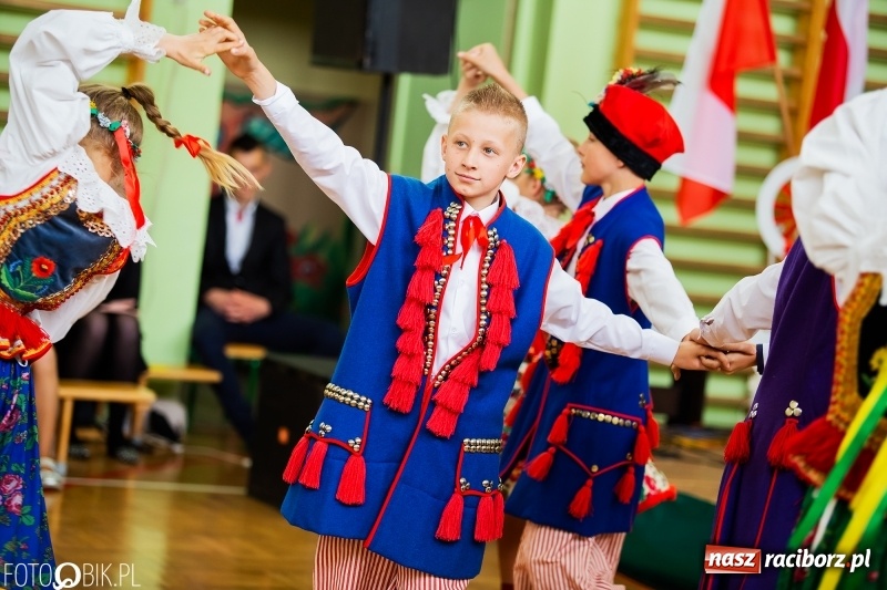 Zdjęcie w galerii na portalu naszraciborz.pl: Szkoła w Borucinie ma 120 lat i nowy sztandar  wiadomości z regionu