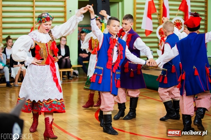 Zdjęcie w galerii na portalu naszraciborz.pl: Szkoła w Borucinie ma 120 lat i nowy sztandar  wiadomości z regionu