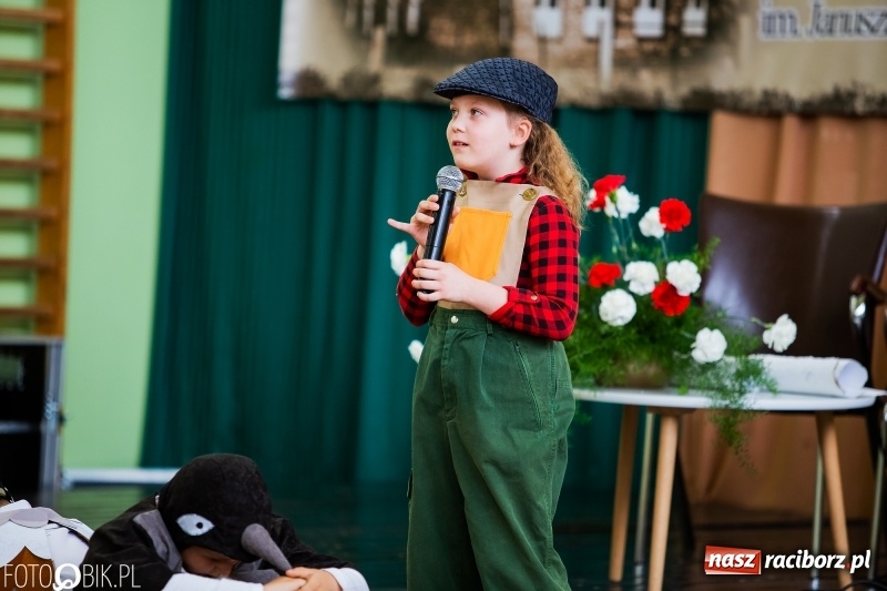 Zdjęcie w galerii na portalu naszraciborz.pl: Szkoła w Borucinie ma 120 lat i nowy sztandar  wiadomości z regionu