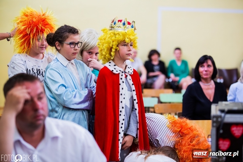 Zdjęcie w galerii na portalu naszraciborz.pl: Szkoła w Borucinie ma 120 lat i nowy sztandar  wiadomości z regionu