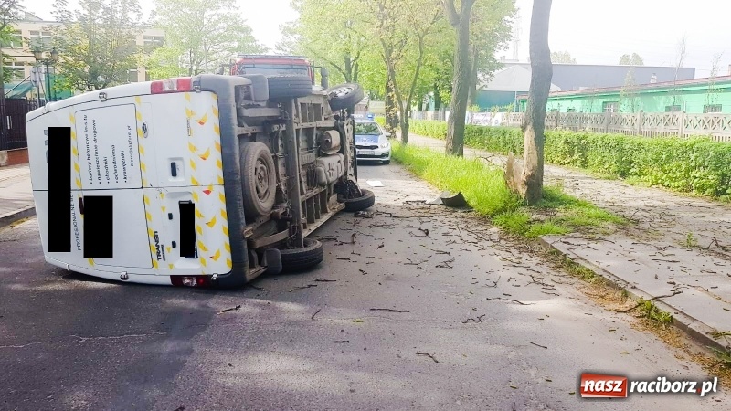 Zdjęcie w galerii na portalu naszraciborz.pl: Jak on to zrobił? Kolizja forda na Łąkowej  wiadomości z regionu