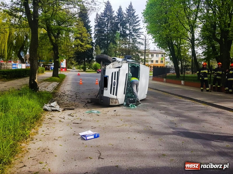 Zdjęcie w galerii na portalu naszraciborz.pl: Jak on to zrobił? Kolizja forda na Łąkowej  wiadomości z regionu