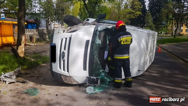 Zdjęcie w galerii na portalu naszraciborz.pl: Jak on to zrobił? Kolizja forda na Łąkowej  wiadomości z regionu