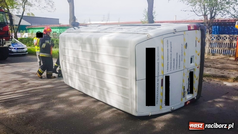 Zdjęcie w galerii na portalu naszraciborz.pl: Jak on to zrobił? Kolizja forda na Łąkowej  wiadomości z regionu