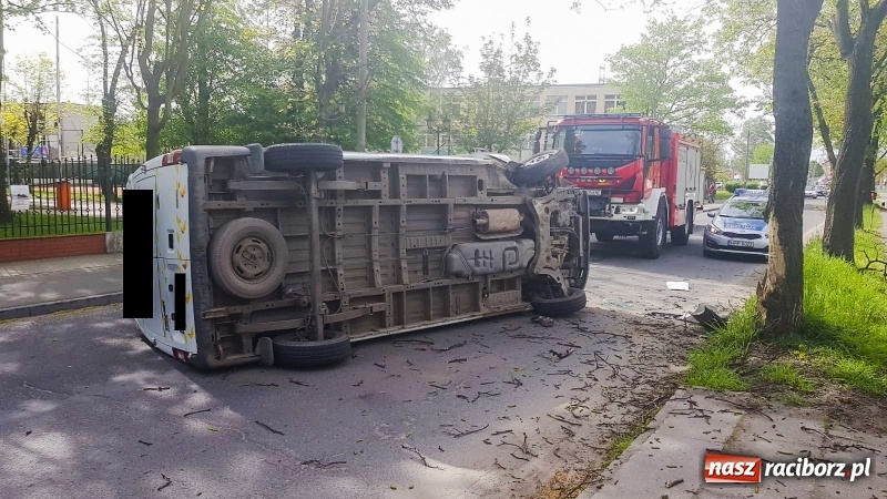 Zdjęcie w galerii na portalu naszraciborz.pl: Jak on to zrobił? Kolizja forda na Łąkowej  wiadomości z regionu
