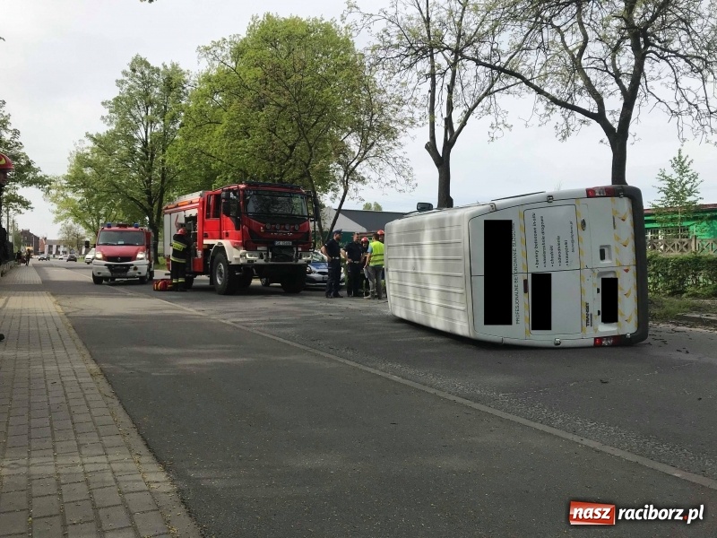 Zdjęcie w galerii na portalu naszraciborz.pl: Jak on to zrobił? Kolizja forda na Łąkowej  wiadomości z regionu