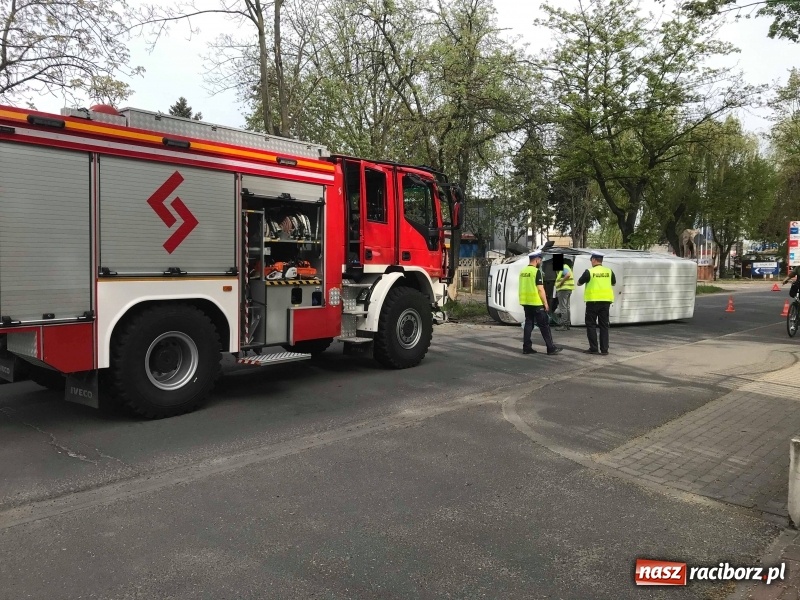 Zdjęcie w galerii na portalu naszraciborz.pl: Jak on to zrobił? Kolizja forda na Łąkowej  wiadomości z regionu