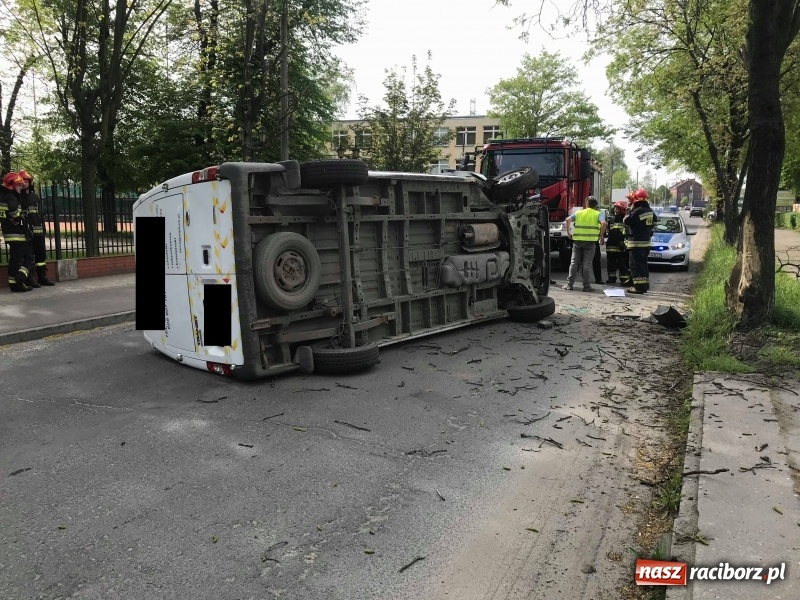 Zdjęcie w galerii na portalu naszraciborz.pl: Jak on to zrobił? Kolizja forda na Łąkowej  wiadomości z regionu
