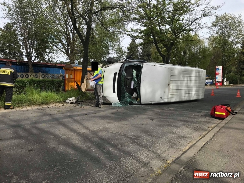 Zdjęcie w galerii na portalu naszraciborz.pl: Jak on to zrobił? Kolizja forda na Łąkowej  wiadomości z regionu