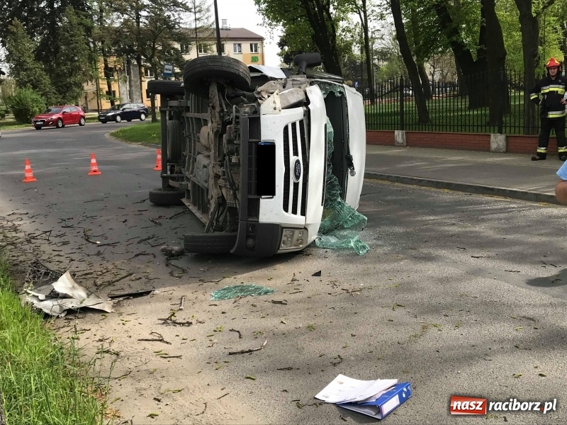 Zdjęcie w galerii na portalu naszraciborz.pl: Jak on to zrobił? Kolizja forda na Łąkowej  wiadomości z regionu