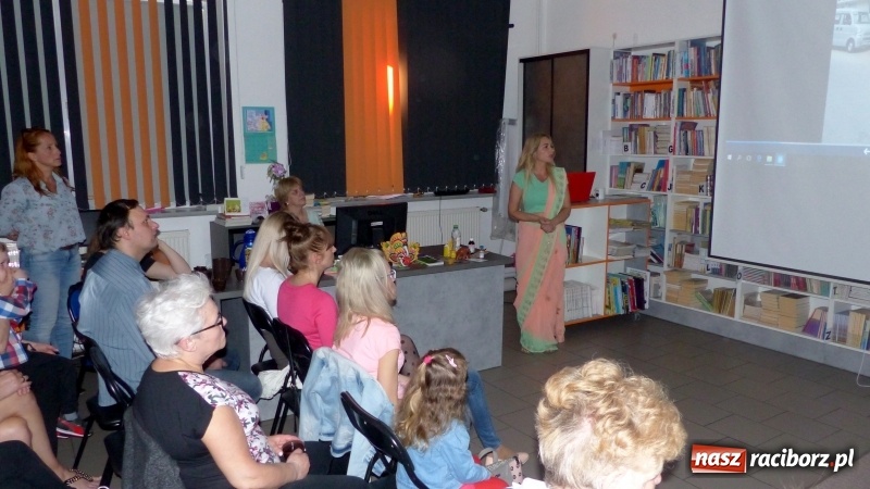 Zdjęcie w galerii na portalu naszraciborz.pl: Slajdowisko podróżnicze w bibliotece w Markowicach  wiadomości z regionu