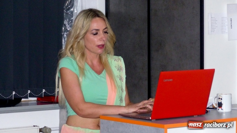 Zdjęcie w galerii na portalu naszraciborz.pl: Slajdowisko podróżnicze w bibliotece w Markowicach  wiadomości z regionu