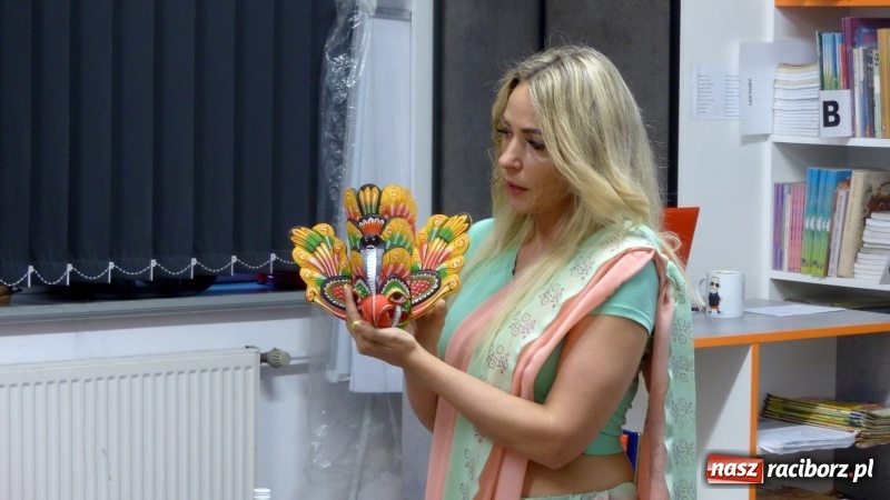 Zdjęcie w galerii na portalu naszraciborz.pl: Slajdowisko podróżnicze w bibliotece w Markowicach  wiadomości z regionu