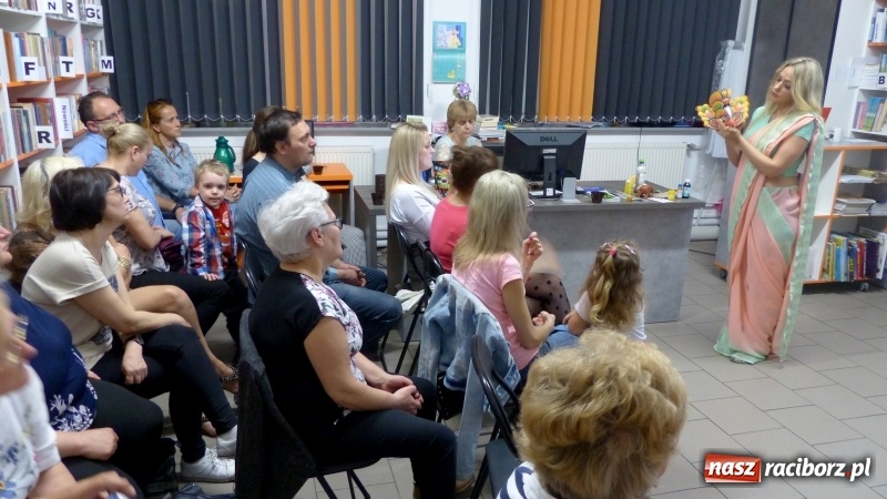 Zdjęcie w galerii na portalu naszraciborz.pl: Slajdowisko podróżnicze w bibliotece w Markowicach  wiadomości z regionu