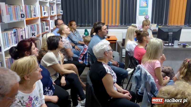 Zdjęcie w galerii na portalu naszraciborz.pl: Slajdowisko podróżnicze w bibliotece w Markowicach  wiadomości z regionu