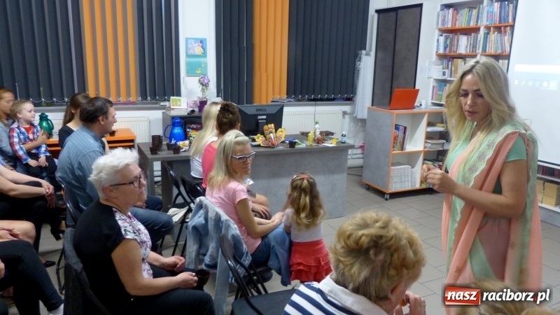 Zdjęcie w galerii na portalu naszraciborz.pl: Slajdowisko podróżnicze w bibliotece w Markowicach  wiadomości z regionu
