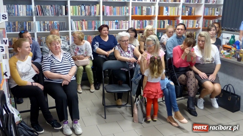 Zdjęcie w galerii na portalu naszraciborz.pl: Slajdowisko podróżnicze w bibliotece w Markowicach  wiadomości z regionu