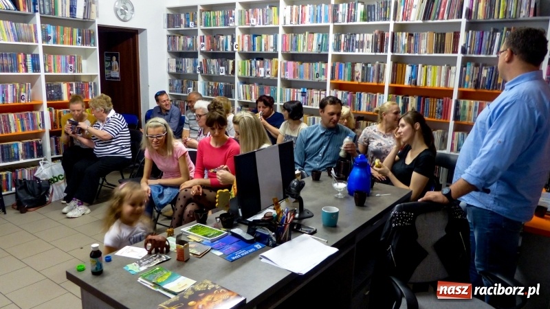 Zdjęcie w galerii na portalu naszraciborz.pl: Slajdowisko podróżnicze w bibliotece w Markowicach  wiadomości z regionu