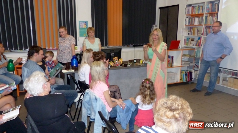 Zdjęcie w galerii na portalu naszraciborz.pl: Slajdowisko podróżnicze w bibliotece w Markowicach  wiadomości z regionu