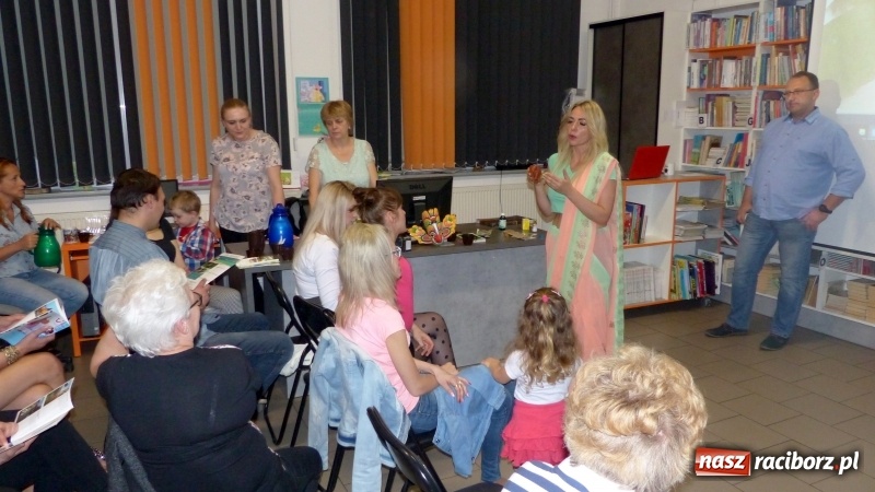 Zdjęcie w galerii na portalu naszraciborz.pl: Slajdowisko podróżnicze w bibliotece w Markowicach  wiadomości z regionu