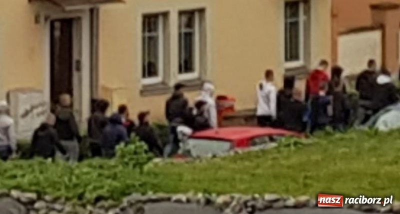 Zdjęcie w galerii na portalu naszraciborz.pl: Duża grupa kibiców pojawiła się pod murami więzienia wiadomości z regionu