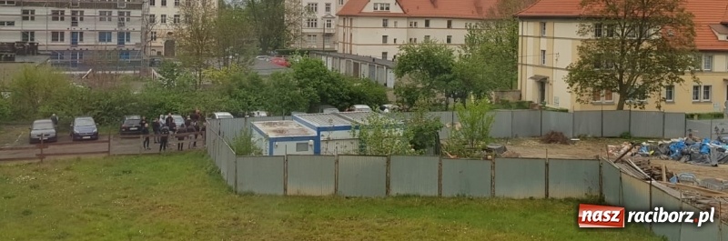 Zdjęcie w galerii na portalu naszraciborz.pl: Duża grupa kibiców pojawiła się pod murami więzienia wiadomości z regionu