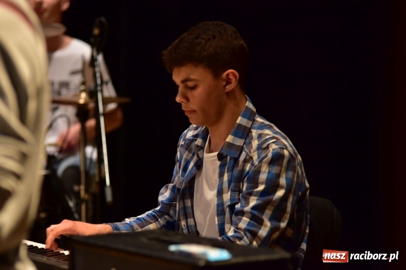 Zdjęcie w galerii na portalu naszraciborz.pl: Mimi i Dusia wygrały IV Raciborską Giełdę Talentów [FOTO i WIDEO] wiadomości z regionu