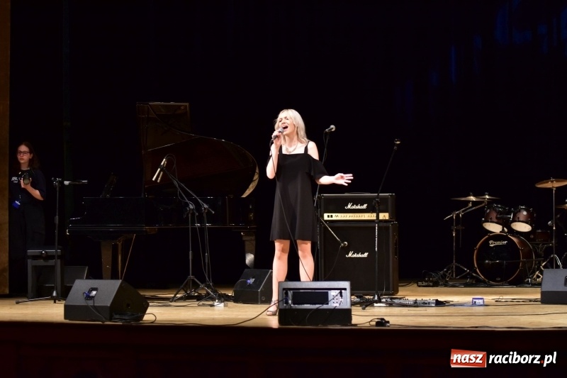Zdjęcie w galerii na portalu naszraciborz.pl: Mimi i Dusia wygrały IV Raciborską Giełdę Talentów [FOTO i WIDEO] wiadomości z regionu