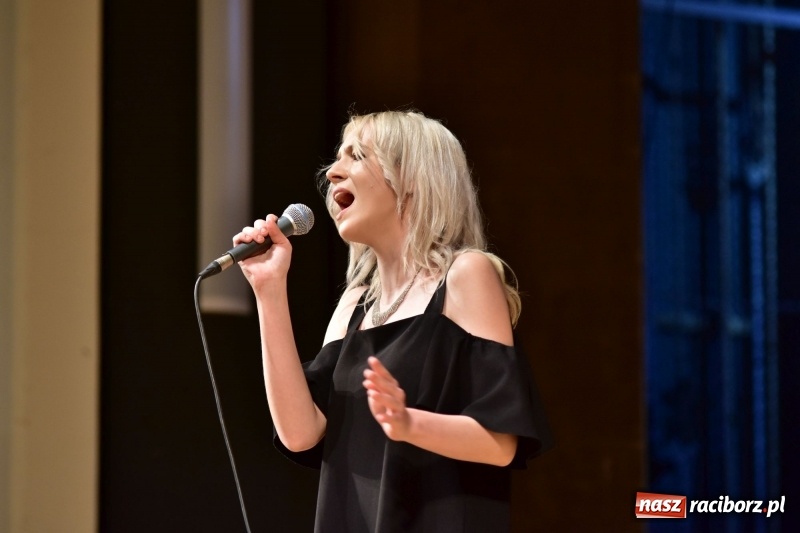 Zdjęcie w galerii na portalu naszraciborz.pl: Mimi i Dusia wygrały IV Raciborską Giełdę Talentów [FOTO i WIDEO] wiadomości z regionu
