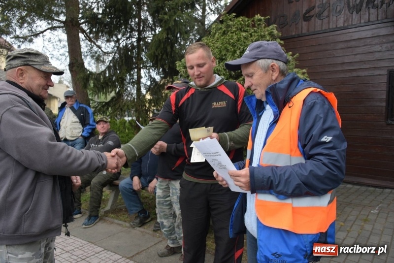 Zdjęcie w galerii na portalu naszraciborz.pl: Karpie dawały miejsce w czołówce. Wędkarze rozpoczęli sezon  wiadomości z regionu