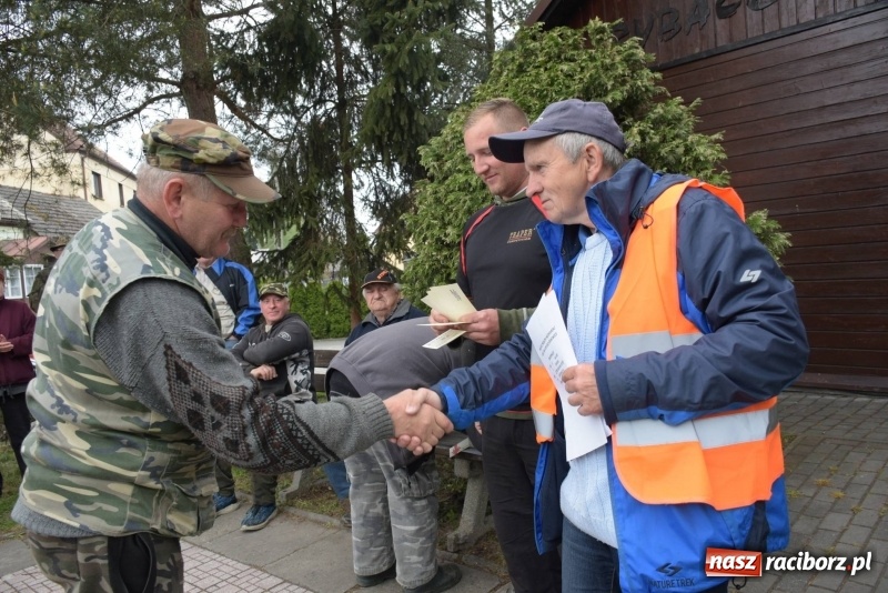 Zdjęcie w galerii na portalu naszraciborz.pl: Karpie dawały miejsce w czołówce. Wędkarze rozpoczęli sezon  wiadomości z regionu