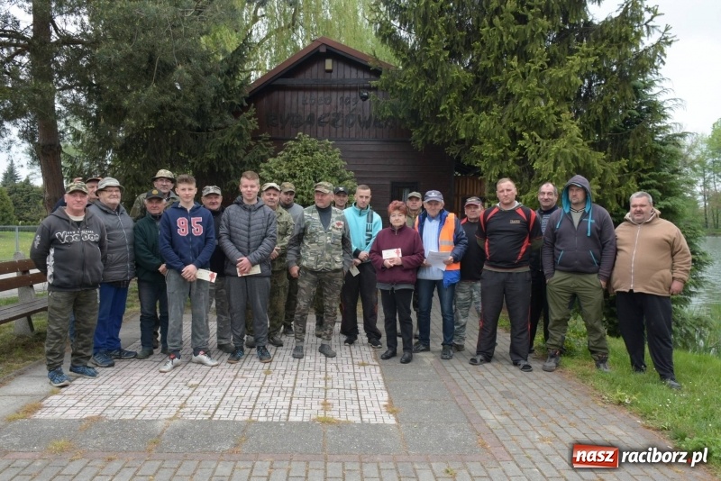 Zdjęcie w galerii na portalu naszraciborz.pl: Karpie dawały miejsce w czołówce. Wędkarze rozpoczęli sezon  wiadomości z regionu
