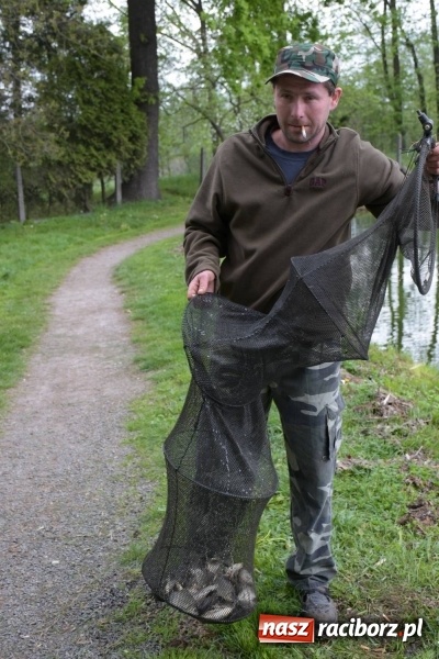 Zdjęcie w galerii na portalu naszraciborz.pl: Karpie dawały miejsce w czołówce. Wędkarze rozpoczęli sezon  wiadomości z regionu