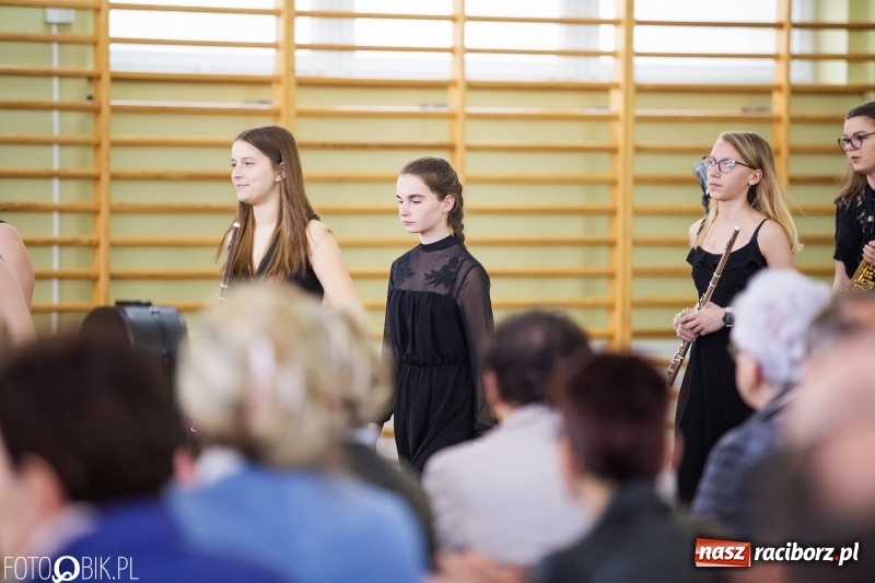 Zdjęcie w galerii na portalu naszraciborz.pl: Klasycznie i filmowo dookoła świata w Pietrowicach Wielkich wiadomości z regionu