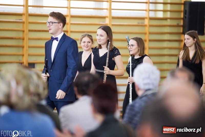 Zdjęcie w galerii na portalu naszraciborz.pl: Klasycznie i filmowo dookoła świata w Pietrowicach Wielkich wiadomości z regionu