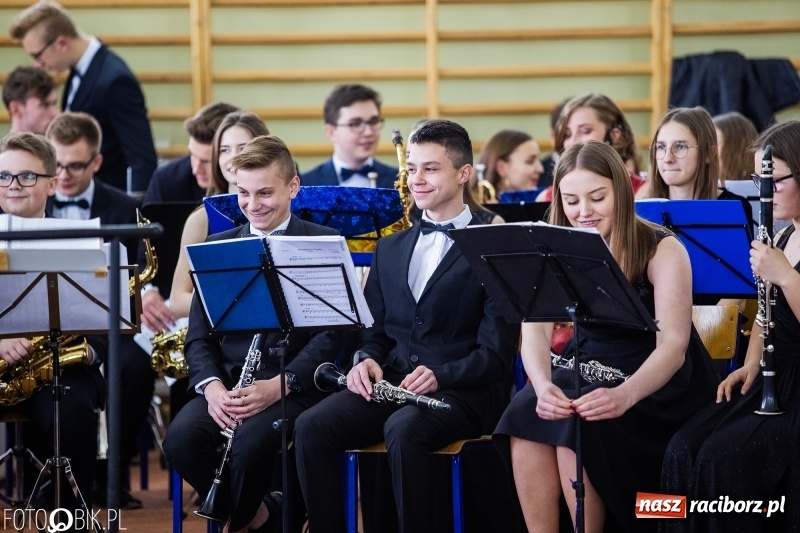 Zdjęcie w galerii na portalu naszraciborz.pl: Klasycznie i filmowo dookoła świata w Pietrowicach Wielkich wiadomości z regionu