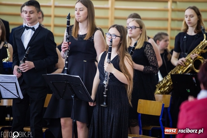 Zdjęcie w galerii na portalu naszraciborz.pl: Klasycznie i filmowo dookoła świata w Pietrowicach Wielkich wiadomości z regionu