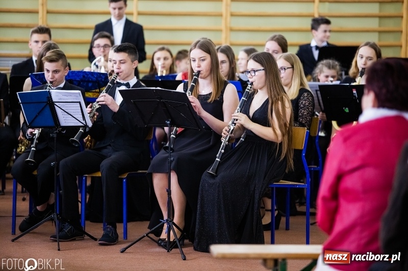 Zdjęcie w galerii na portalu naszraciborz.pl: Klasycznie i filmowo dookoła świata w Pietrowicach Wielkich wiadomości z regionu