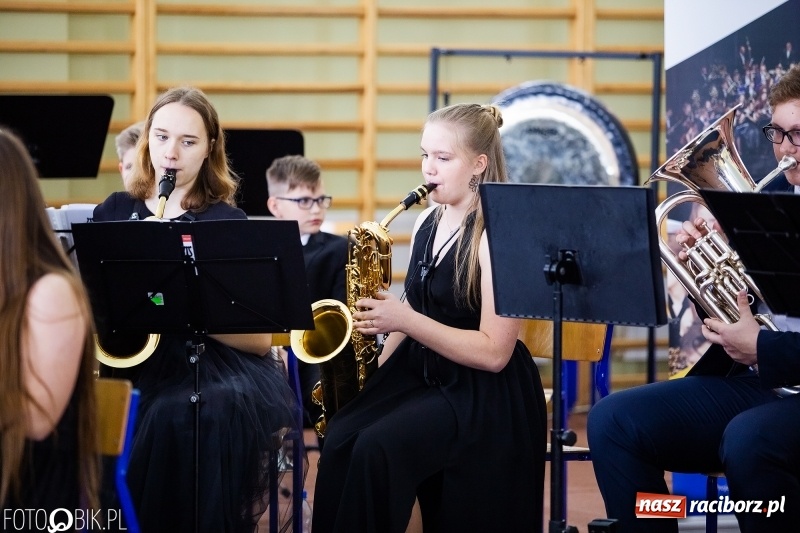 Zdjęcie w galerii na portalu naszraciborz.pl: Klasycznie i filmowo dookoła świata w Pietrowicach Wielkich wiadomości z regionu