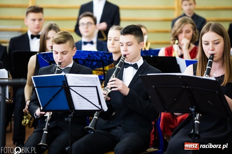 Zdjęcie w galerii na portalu naszraciborz.pl: Klasycznie i filmowo dookoła świata w Pietrowicach Wielkich wiadomości z regionu