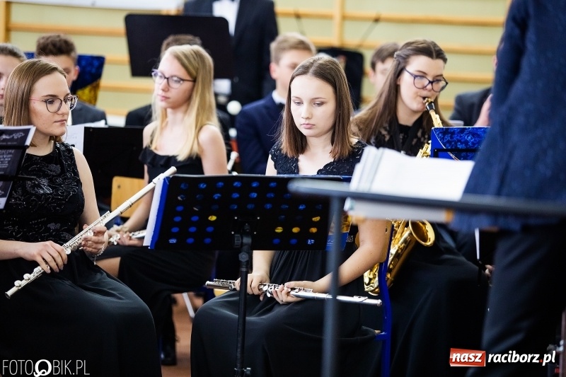 Zdjęcie w galerii na portalu naszraciborz.pl: Klasycznie i filmowo dookoła świata w Pietrowicach Wielkich wiadomości z regionu