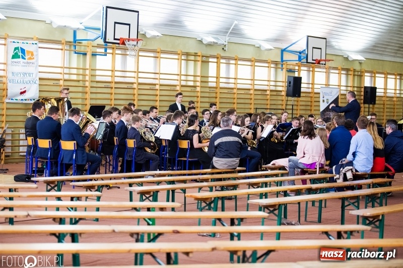 Zdjęcie w galerii na portalu naszraciborz.pl: Klasycznie i filmowo dookoła świata w Pietrowicach Wielkich wiadomości z regionu