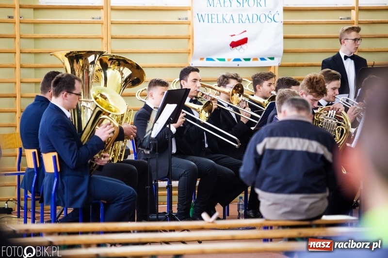 Zdjęcie w galerii na portalu naszraciborz.pl: Klasycznie i filmowo dookoła świata w Pietrowicach Wielkich wiadomości z regionu
