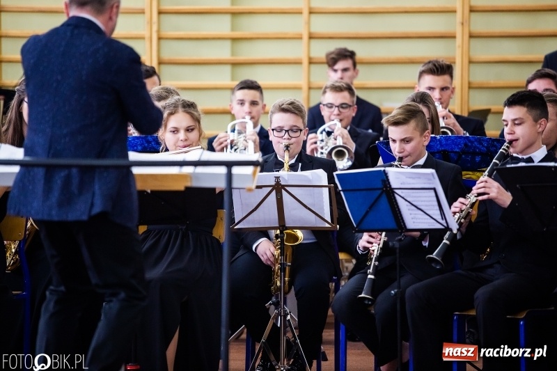 Zdjęcie w galerii na portalu naszraciborz.pl: Klasycznie i filmowo dookoła świata w Pietrowicach Wielkich wiadomości z regionu